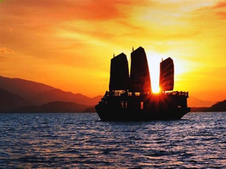 SUNSET COCKTAIL AND DINNER CRUISES IN NHA TRANG