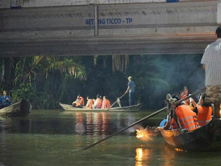 TOUR ĐOM ĐÓM - ĐÊM HUYỀN ẢO GIỮA MIỀN SÔNG NƯỚC XỨ DỪA