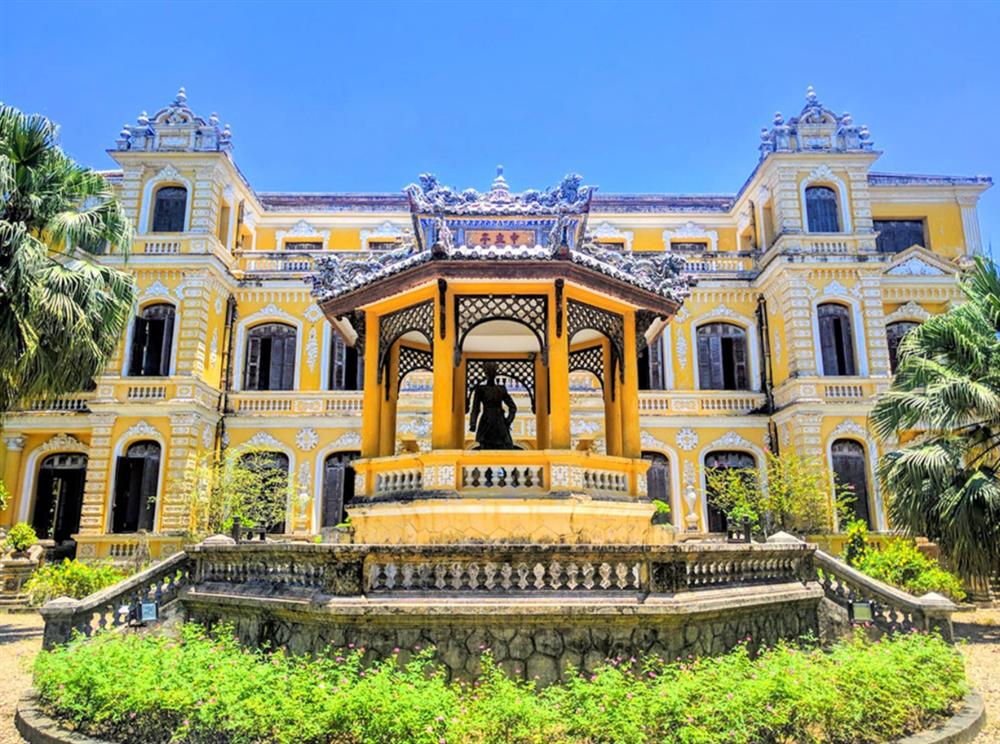 INSIDE HUE PALACE OF VIETNAM'S LAST KING